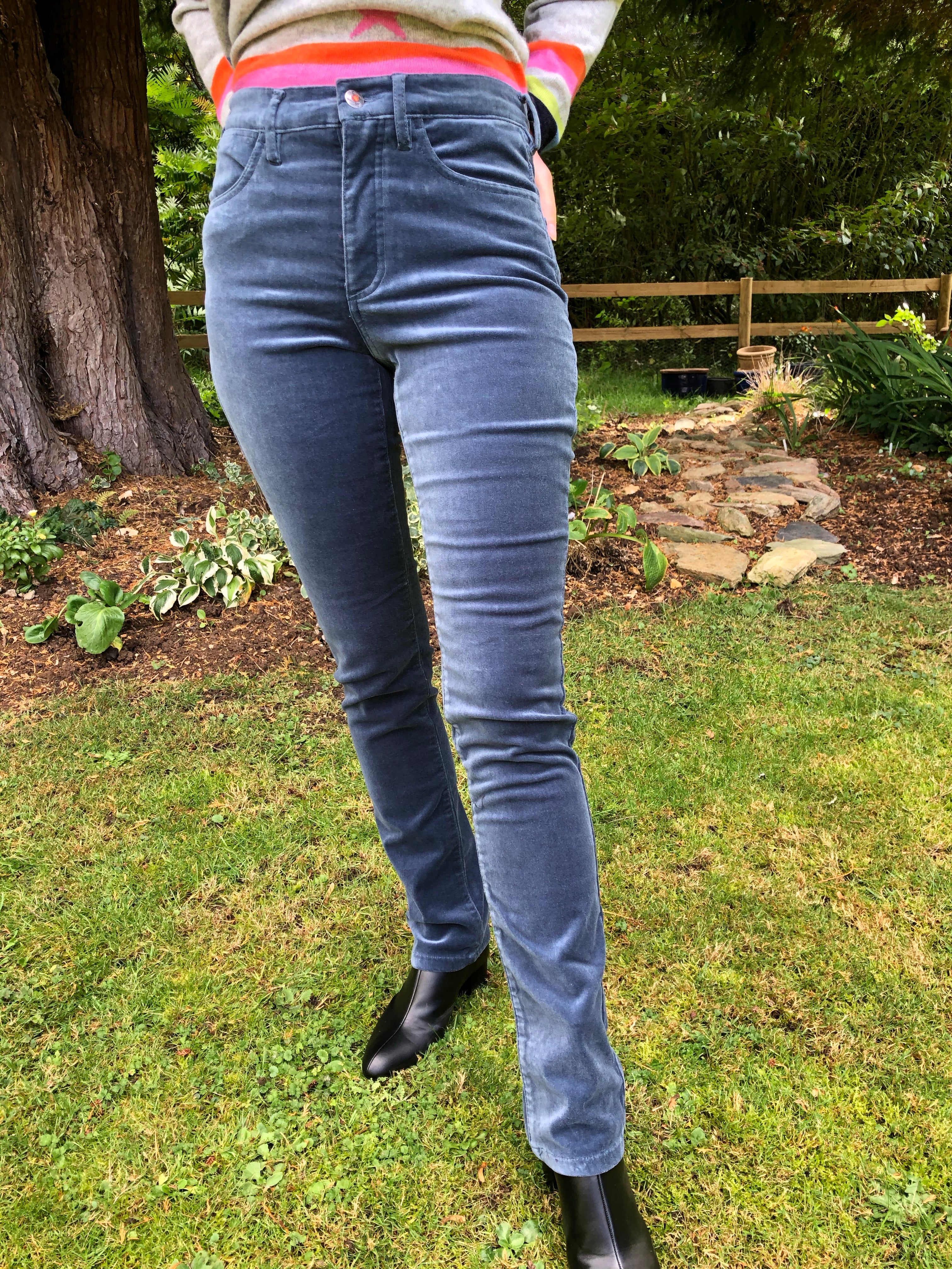 4 Best Straight-Leg Jeans and What To Wear With Them